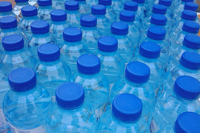 Too much water presents a big danger to marathon runners - Image by Ricardo Bernado (Flickr CC)